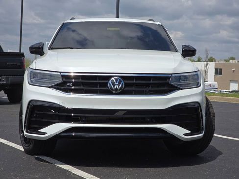 Used 2024 Volkswagen Tiguan SE R-Line AWD/4WD image 19