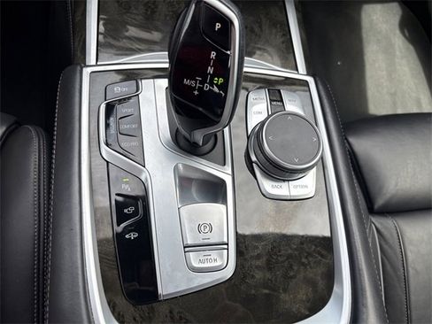 Used 2020 BMW 750i xDrive w/ M Sport Package image 18