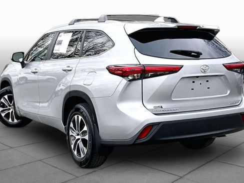 Used 2023 Toyota Highlander XLE image 12