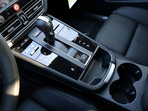 Certified 2026 Porsche Macan AWD/4WD image 24
