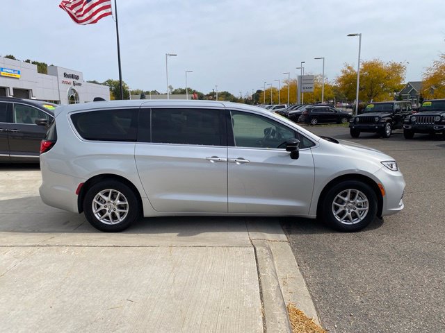 Used 2024 Chrysler Pacifica Touring-L FWD image 2