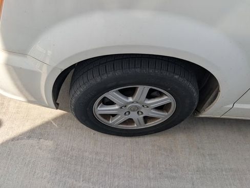 Used 2012 Chrysler Town & Country Touring w/ Entertainment Group #1 FWD image 7