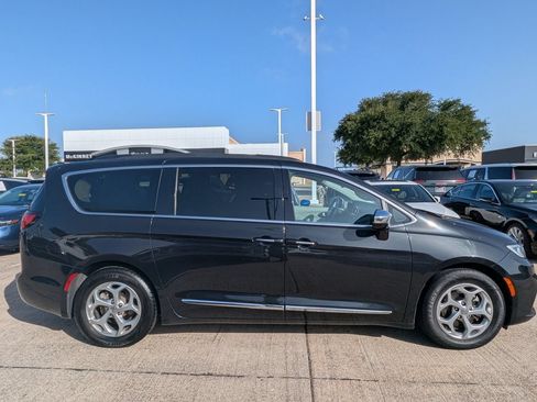 Used 2023 Chrysler Pacifica Limited FWD image 3