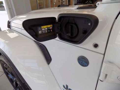 Certified 2025 Jeep Wrangler Unlimited Sahara w/ Safety Group AWD/4WD image 36