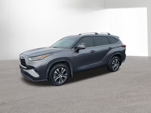 Used 2023 Toyota Highlander XLE image 5