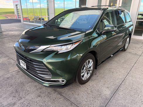 Used 2023 Toyota Sienna Limited w/ Protection Package (TMS) AWD/4WD image 4