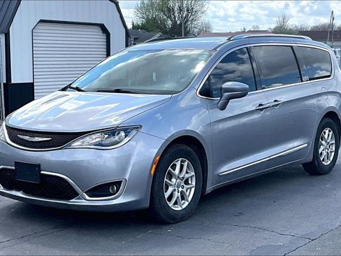Used 2020 Chrysler Pacifica Touring-L image 2