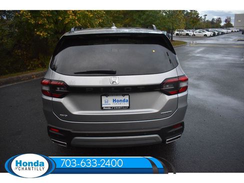 New 2025 Honda Pilot Touring image 9