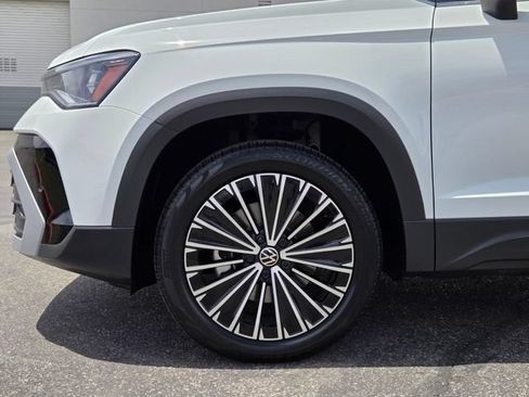 Certified 2025 Volkswagen Taos SE FWD image 10