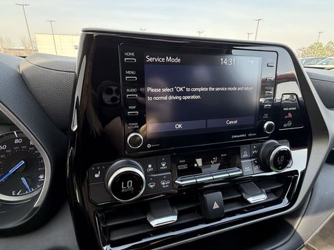 Used 2020 Toyota Highlander XLE image 10