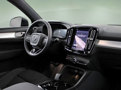 New 2026 Volvo XC40 B5 Ultra w/ Protection Package Premier image 24