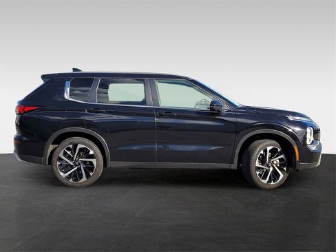 Used 2024 Mitsubishi Outlander SE Black Edition image 3