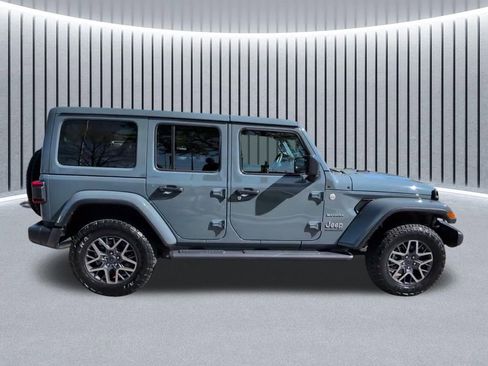 Used 2024 Jeep Wrangler Unlimited Sahara w/ Technology Group AWD/4WD image 3