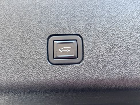 Used 2023 Chevrolet Traverse LT image 10