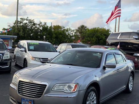 Used 2011 Chrysler 300 RWD image 2