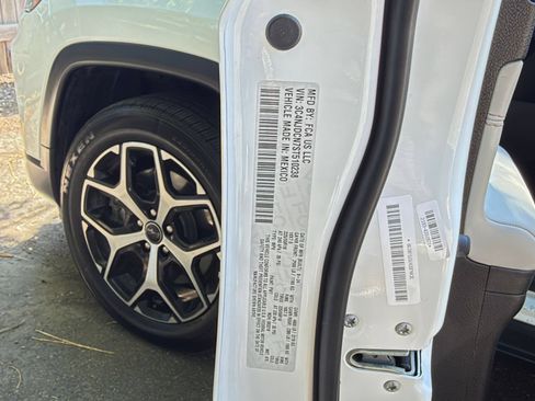 Used 2025 Jeep Compass Limited AWD/4WD image 29