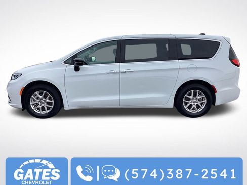 Used 2024 Chrysler Pacifica Touring-L image 7