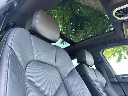 Certified 2025 Porsche Macan AWD/4WD image 18