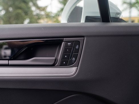 Used 2025 Porsche Cayenne Coupe image 18