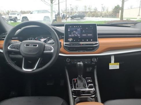 Certified 2025 Jeep Compass Limited image 11