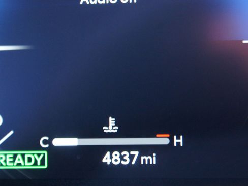 Used 2025 Toyota Sienna XLE Woodland Edition image 4