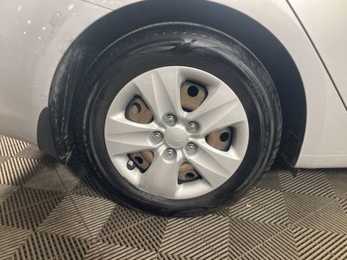 Used 2017 Kia Forte LX image 18