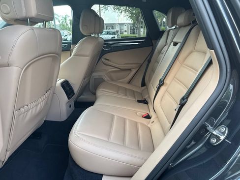 Certified 2026 Porsche Macan AWD/4WD image 6