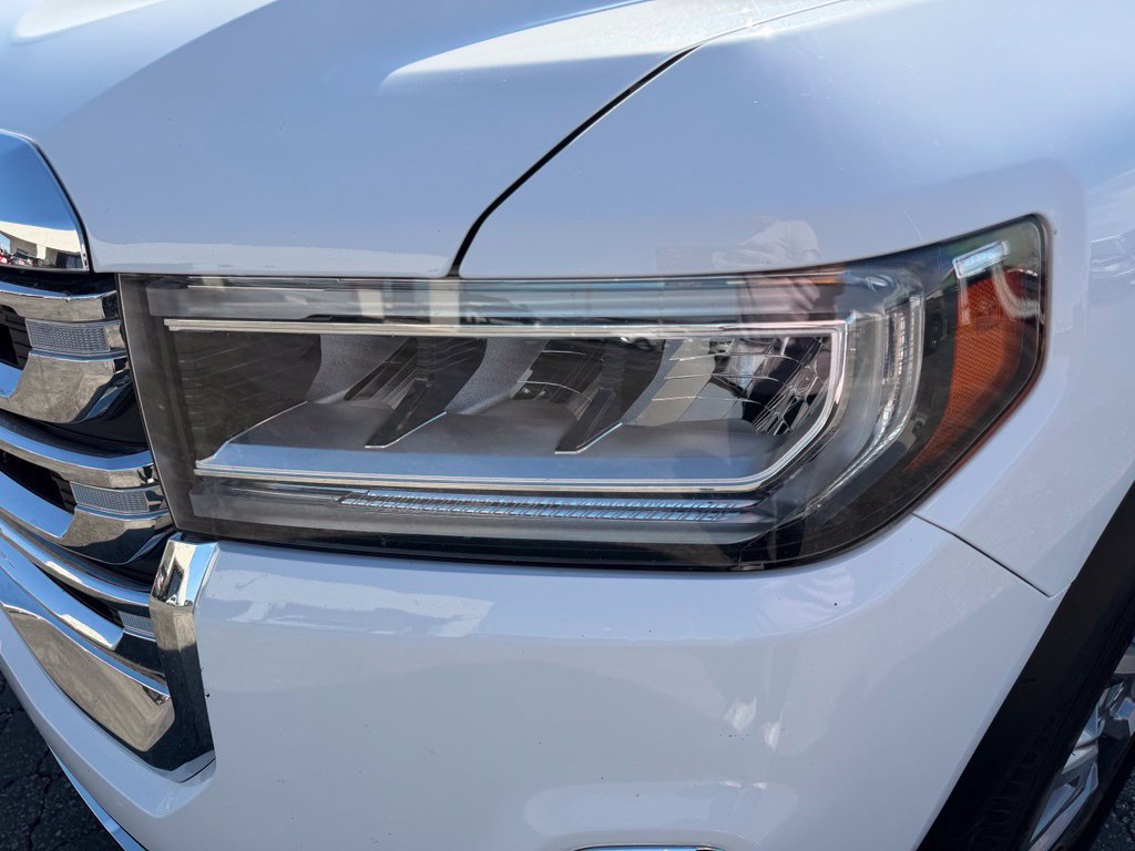 Used 2022 GMC Acadia SLT w/ Preferred Package FWD image 11
