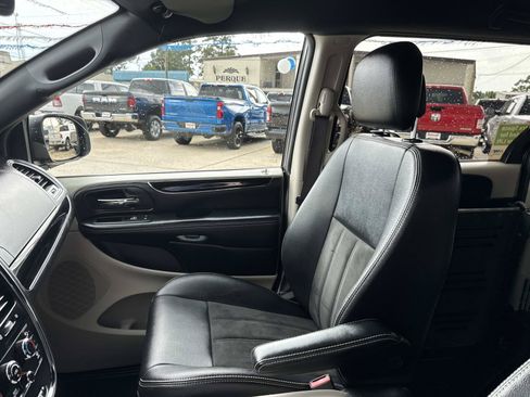 Used 2019 Dodge Grand Caravan SXT FWD image 17