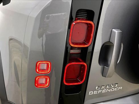 Used 2022 Land Rover Defender 90 image 25
