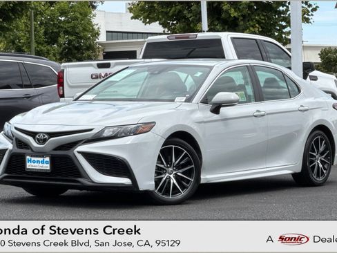 Used 2023 Toyota Camry SE FWD image 1