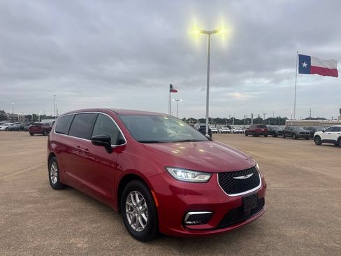 Used 2025 Chrysler Pacifica Select FWD image 1