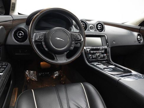 Used 2016 Jaguar XJ R-Sport image 6