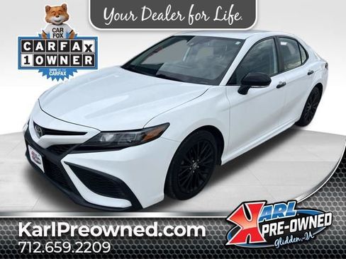 Used 2022 Toyota Camry SE FWD image 1
