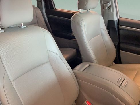Used 2019 Toyota Highlander Limited FWD image 53