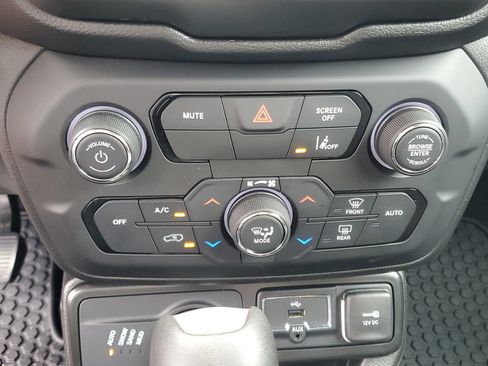 Used 2023 Jeep Renegade Latitude AWD/4WD image 18