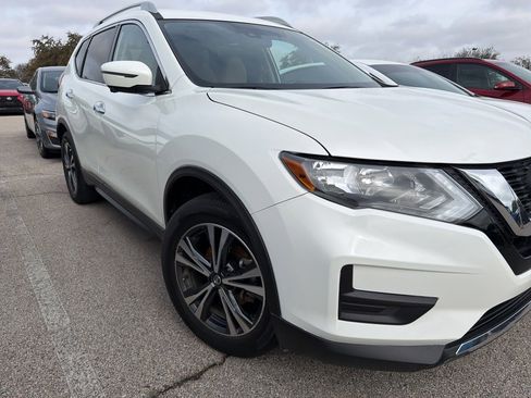 Used 2019 Nissan Rogue SV w/ Premium Package image 3