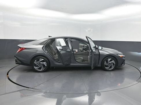 Used 2025 Hyundai Elantra SEL FWD image 36
