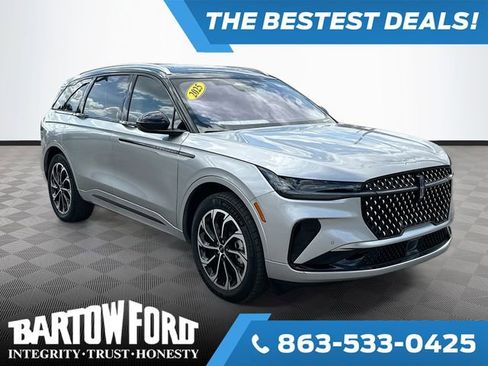 Used 2025 Lincoln Nautilus Reserve image 3