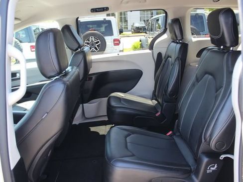 Used 2023 Chrysler Pacifica Touring-L FWD image 22