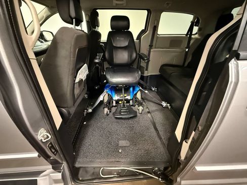 Used 2016 Dodge Grand Caravan SE w/ Quick Order Package 29E SE FWD image 9