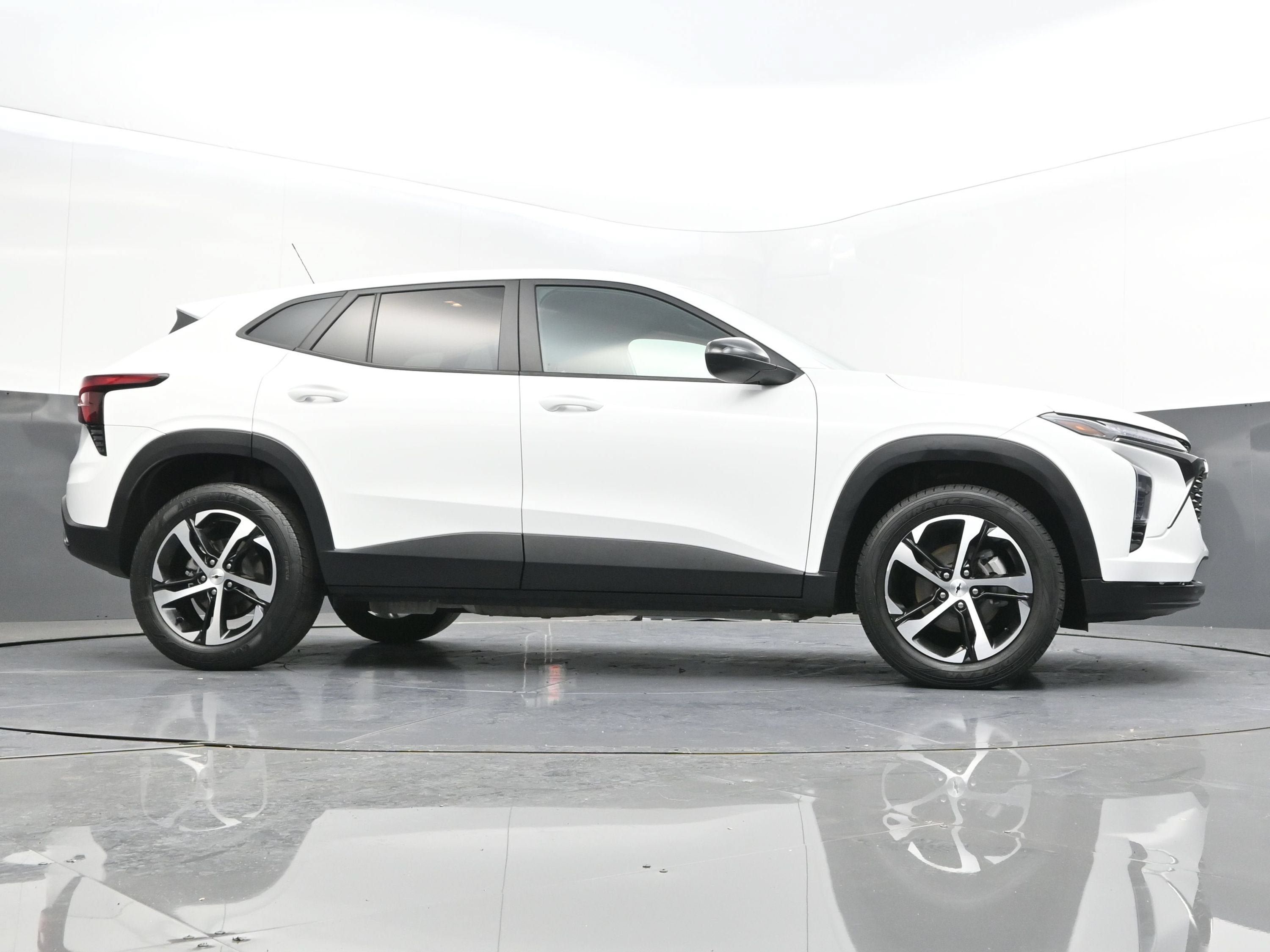 Certified 2024 Chevrolet Trax RS w/ Driver Confidence Package FWD image 39