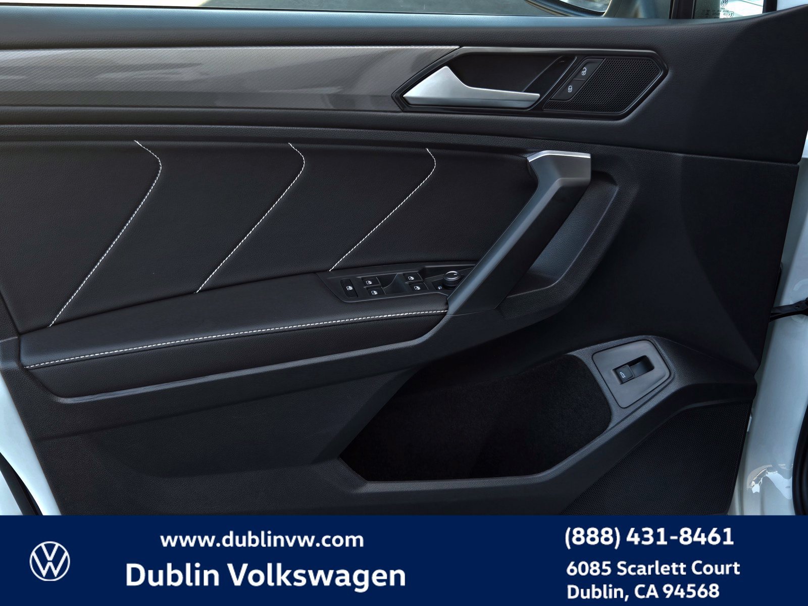 Certified 2024 Volkswagen Tiguan SE w/ Panoramic Sunroof Package AWD/4WD image 10