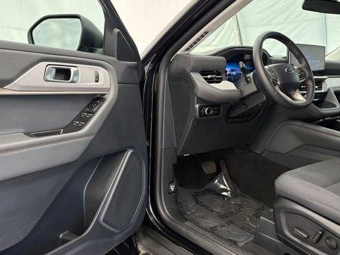Used 2025 Ford Explorer Active AWD/4WD image 43