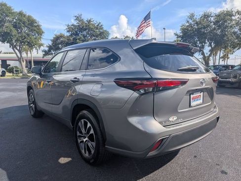 Used 2025 Toyota Highlander XLE FWD image 6