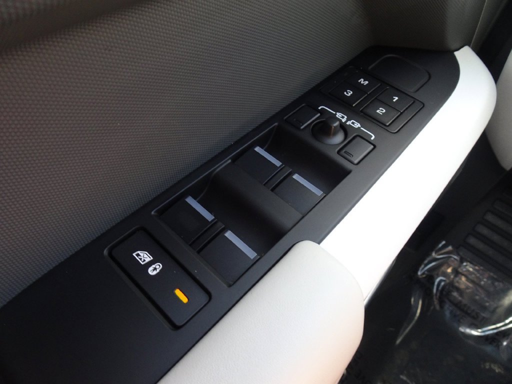 Used 2023 Land Rover Defender 130 SE AWD/4WD image 27
