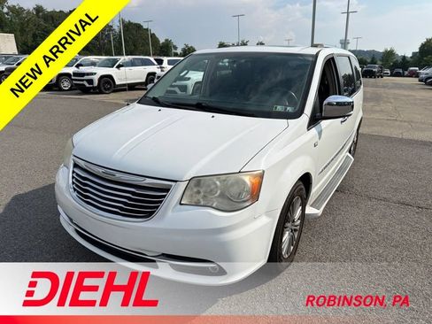 Used 2014 Chrysler Town & Country Touring-L FWD image 3