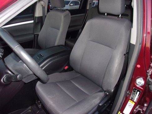 Used 2017 Toyota Highlander LE image 9