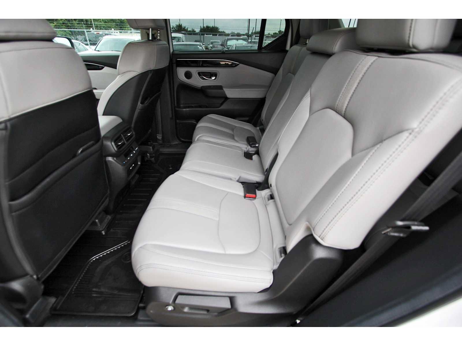 Used 2025 Honda Pilot Touring image 12