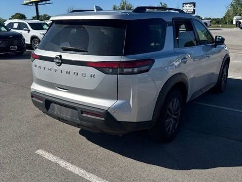 Used 2025 Nissan Pathfinder SV FWD image 3
